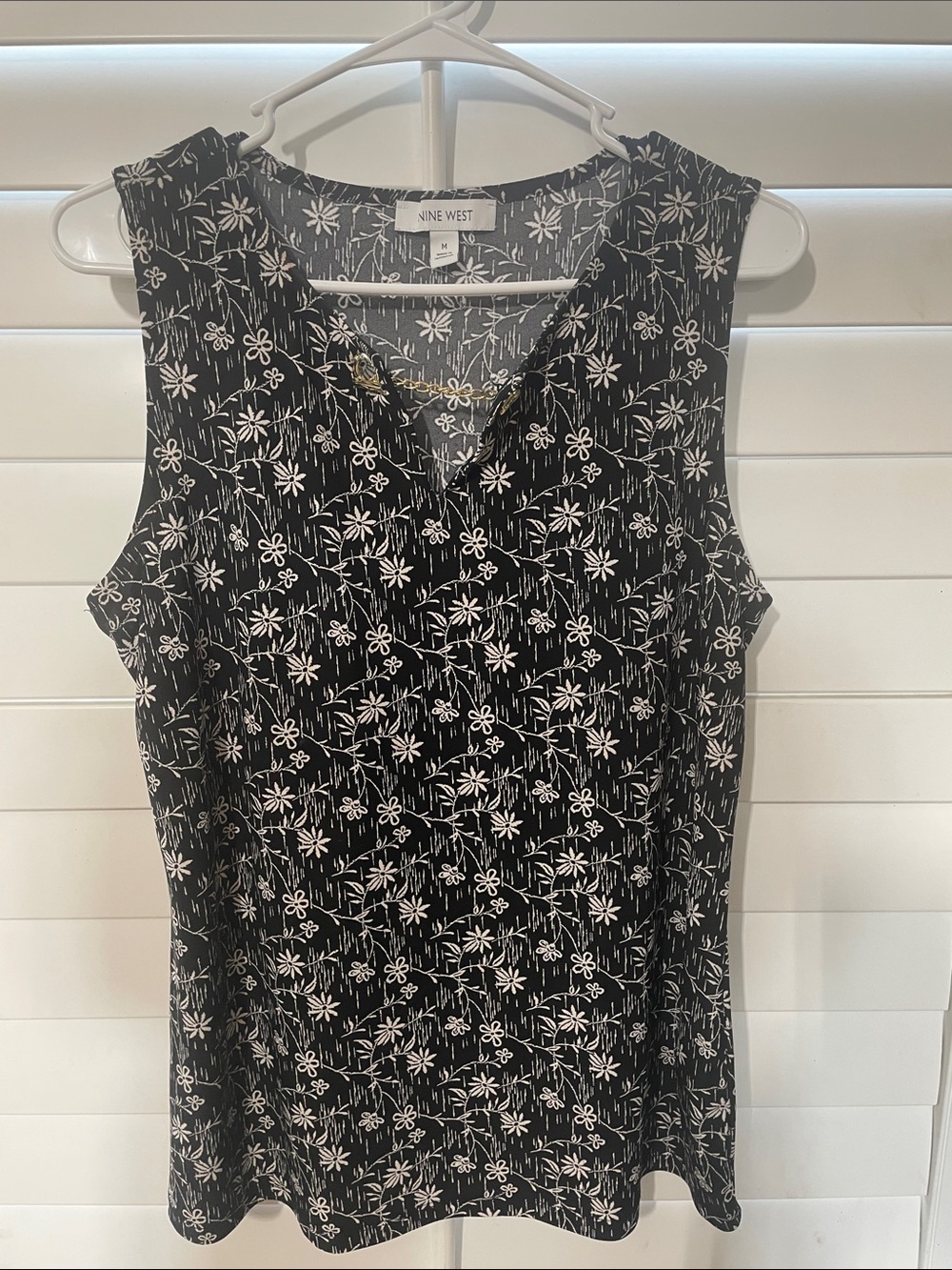 Nine West Black and White Floral V-Neck Sleeveless Camisole